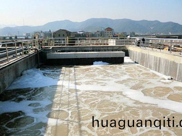 汚(wu)水(shui)處(chu)理曝氣池(chi)現(xian)場(chang)